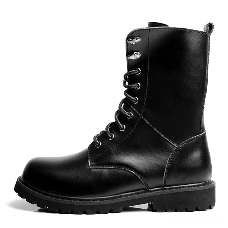 Hohe schwarze Combat-Stiefel Seitenansicht mit industriellen Metalllöchern und matter Lederoberfläche - Gothic-Stil
