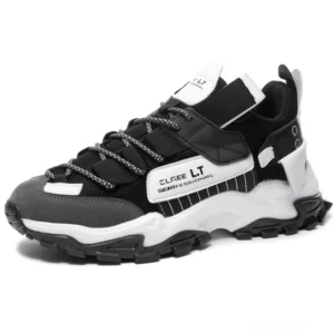 Gothic Lace-Up Turnschuhe Schwarzgrau-Weiß Seitenvorderansicht mit reflektierenden Schnürsenkeln und Markenmarkierungen Industrial-Ästhetik