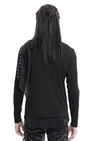 Rückansicht des asymmetrischen Gothic-Langarmshirts mit drapiertem Spitzenpaneel und silberner Kettenverzierung an männlichem Modell mit langen Haaren im Studiohintergrund