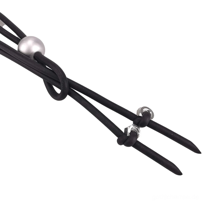 Makro-Nahaufnahme der schwarzen Gothic-Lariat-Halskette – Gummischnur, silberne Kugel und industrielle Schraub-Metallhardware im Detail, Textur und Verarbeitung sichtbar