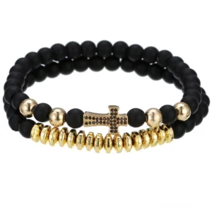 Goldton gotisches Lava-Stein Perlen-Armband mit Kreuzanhänger, doppellagiges Design auf weißem Hintergrund, Alternative Schmuckkunst für Gothic Fashion