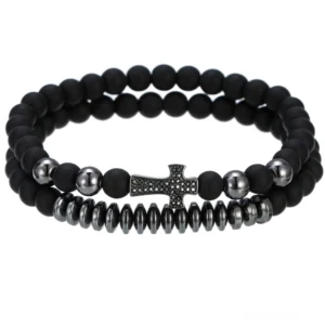 Gunmetal schwarzes gotisches Lava-Stein Armband mit Kreuz-Pendant, Flat-Lay Produktansicht, Alternative Mode Schmuck für Unisex