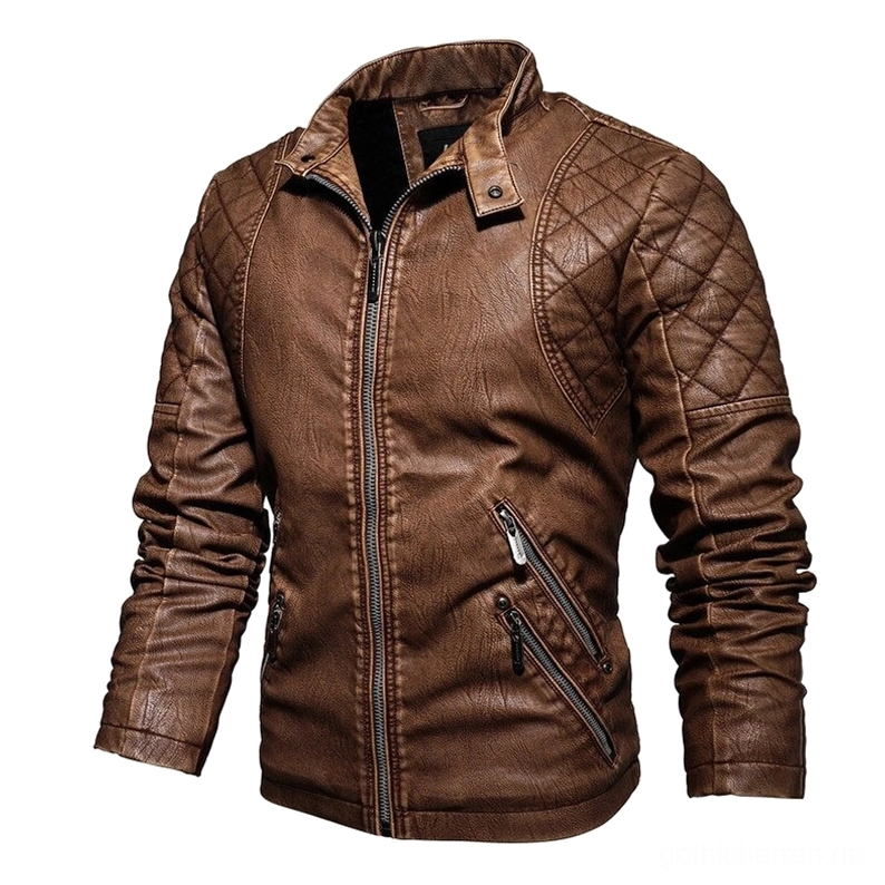 Verwaschet tan-braun Gothic-Kunstleder Motorradjacke Ansicht von vorne angewinkelt, zeigt Stehkragen, gesteppte Schulter-Konstruktion und Metallbeschläge mit Slim-Fit Proportionen