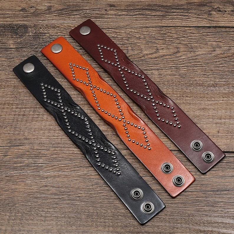 Drei Farbvarianten des breiten Leder-Gothic-Armbandes in Flat-Lay arrangiert – komplette Kollektion Schwarz Braun Weinrot