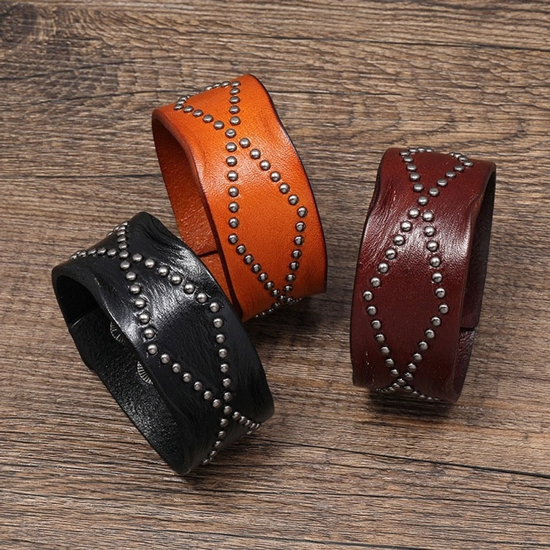 Alle drei Gothic-Lederarmband-Farben in flacher Anordnung angezeigt – Schwarz, Braun und Weinrot mit geometrischen Nieten und Druckknopfverschlüssen