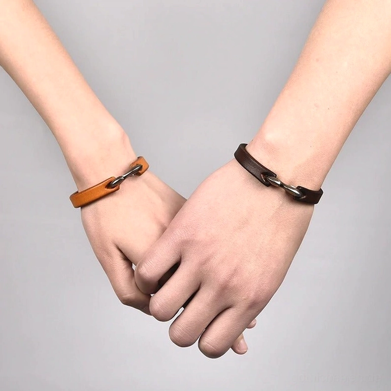 Alle drei Farben Lederarmbänder nebeneinander: schwarz braun honey tan, komplette gothic Farbvarianten-Übersicht