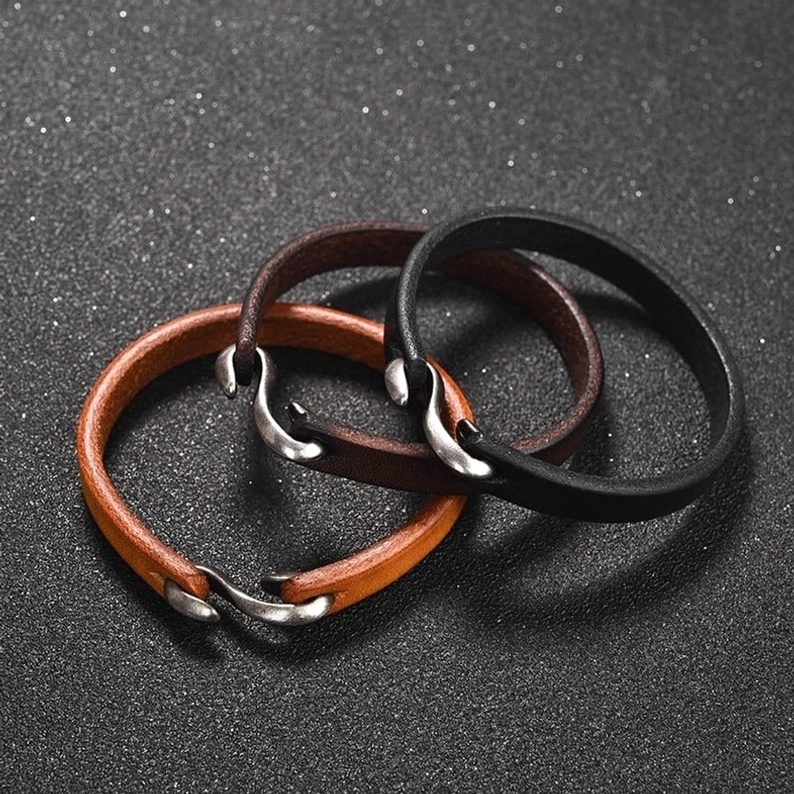 Alternative Fashion Styling mit schwarzem Lederarmband Bootshaken, dunkle Ästhetik Straßenmode neo-gothic Look