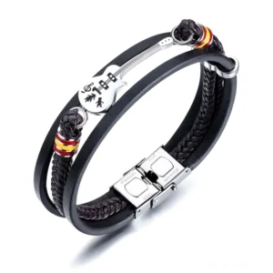 E-Gitarren-Charm Leder-Armband mit rot-gelbem gestreiftem Metallring-Detail auf mehrschichtigem schwarzem Leder – Gothic Rock Schmuck mit Edelstahl-Hardware