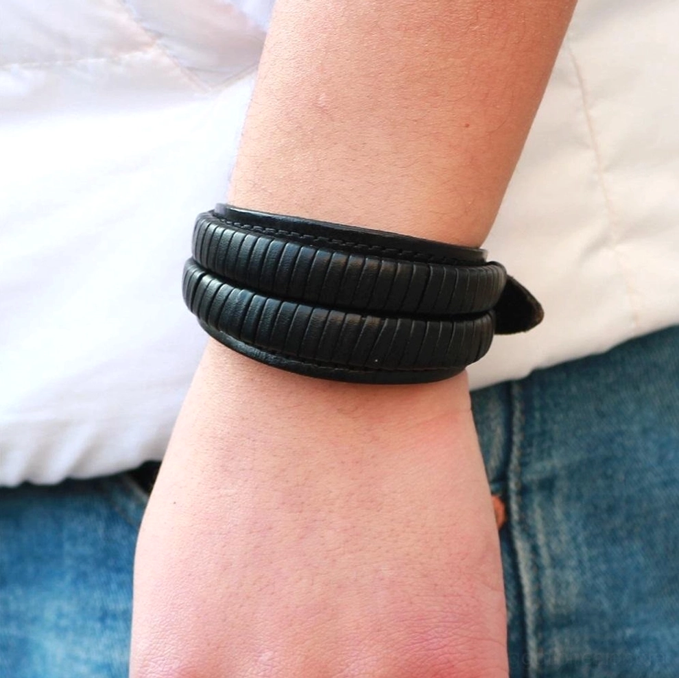 Doppelbreites Gothic Leder Armband Herren Detailaufnahme mit botanischer Prägung, Metallhardware, handwerkliche Gothic-Schmuck-Verarbeitung