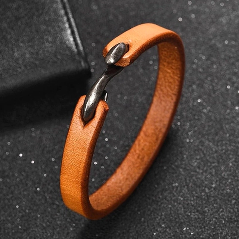 Minimalistische gothic Lederarmband-Kollektion Detail, Bootshaken-Verschlüsse, echte Handwerkskunst und Engineering