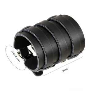 Verstellbares Gothic-Punk-Leder-Armband mit Metallschnallen-Verschlusssystem und genauen Größenmessungen, rechtwinkliger Detailview zeigt 8cm Breite und 26,2cm Länge