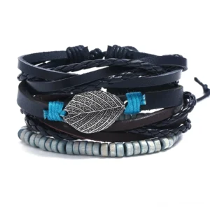 Gothic Leder-Armband Set Flachflachleuchte mit mehrschichtigen Bangles, antik versilberte Federkette, natürliche Holzperlen und türkise Kordel-Akzente auf weißem Studio-Hintergrund