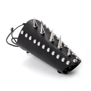Schwarzes Gothic Leder-Armband mit Spitzennieten und rundlichen Metallfassungen, Dreiviertelperspektive mit detailliertem Spike-Design und Schnürungsverschluss, Wristguard für Alternative Fashion