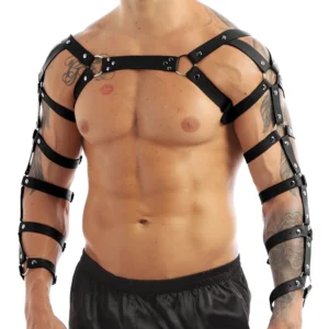 Gothic Leder-Brustgeschirr für Herren mit vollständigen Armgurten, Frontalansicht, getragen von muskulösem tätowierten Modell in schwarzem Harness mit Metallhardware