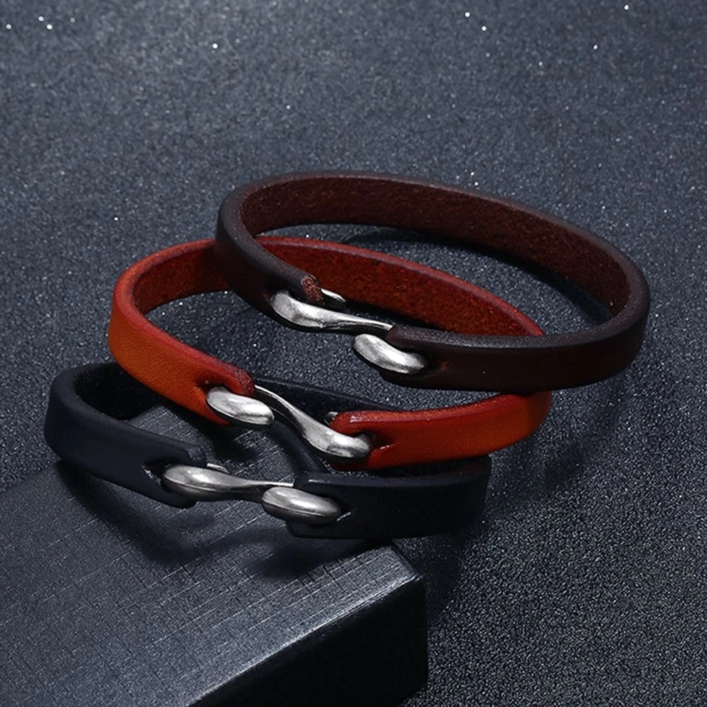 Drei-teilige Gothic Leder Cuff Armband Kollektion mit einheitlichem Hakenverschluss-Design auf Display-Basis - komplettes Set für Gothic-Enthusiasten