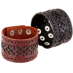 Flache Vergleichsaufnahme von schwarzem und braunem gothic geflochtenen Leder-Armband nebeneinander auf weißem Hintergrund, zeigt die Druckknopf-Verschlüsse und Flechtmuster
