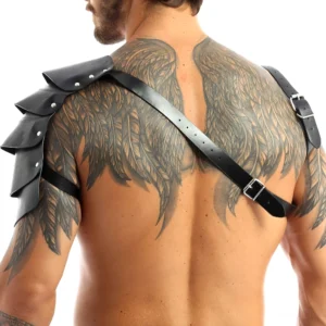 Gothic Leder-Geschirr Rückansicht zeigt verstellbaren Cross-Back-Riemen-Design und mehrschichtige Schulterplatten auf tätowiertem männlichem Rücken