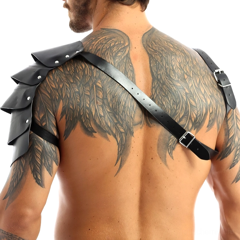 Gothic Leder-Geschirr Rückansicht zeigt verstellbaren Cross-Back-Riemen-Design und mehrschichtige Schulterplatten auf tätowiertem männlichem Rücken