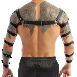 Gothic Ledergeschirr Rückenansicht mit verstellbarem hinteren Schultergurt und Metallschnallen, tätowierter Mann mit Flügel-Tattoo zeigt Konstruktionsdetails