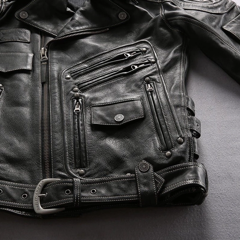 Schwarze echte Leder Gothic Motorradjacke Konstruktions-Detail, Reißverschluss-Platzierung, Taschenkonfiguration demonstriert, Heavy-Duty-Stahlzippers, funktionales Design-Detail