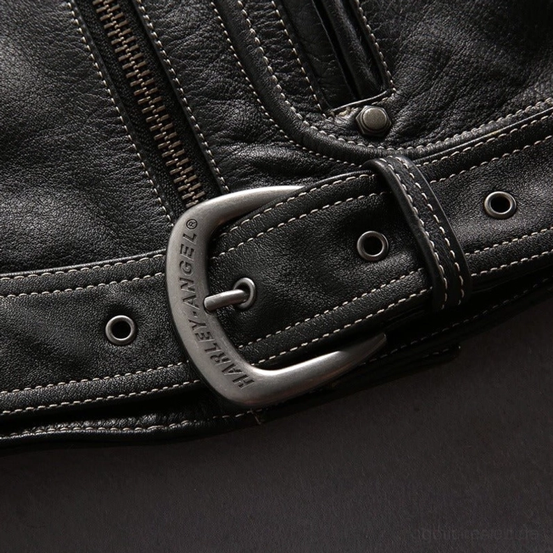 Schwarze echte Leder Gothic Motorradjacke verstellbarer Taillenriemen und Hardware-Detail, Schnallen-Design, verstellbare Silhouette-Anpassung, funktionale Taillenfeature