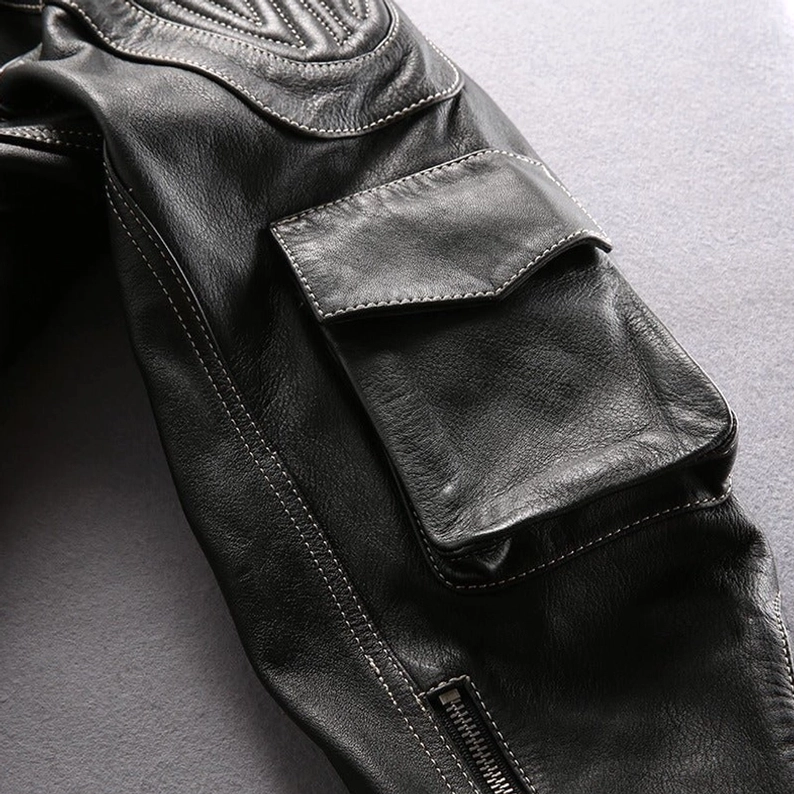 Schwarze echte Leder Gothic Motorradjacke Taschen-System-Detail, Reißverschluss-Funktionalität demonstriert, mehrfache Taschenkonfiguration, taktische Taschenjustierung, Feature-Showcase