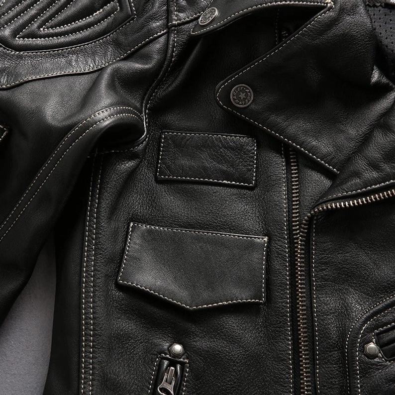 Schwarze echte Leder Gothic Motorradjacke alternative Winkelaufnahme, demonstriert hochwertige Jackenkonstruktion, echte Lederqualität, strukturelle Integrität, Designmerkmal
