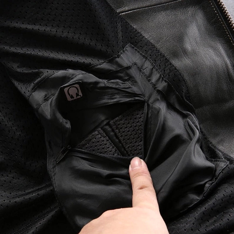 Schwarze echte Leder Gothic Motorradjacke Ärmel- und Manschetten-Detail, volle Ärmellängen-Konstruktion, hochwertige Finish-Verarbeitung, Ärmelbündchen-Nähte, Qualitätsdetailansicht
