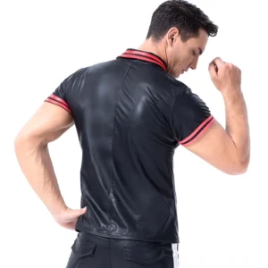Gothic-Leder-Poloshirt Rückansicht, zeigt schmale Silhouette mit roten Ärmelakzenten und glänzendem PU-Leder-Finish