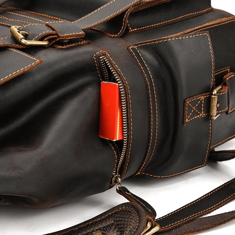Gothic-Ästhetik Leder Rucksack mit atmungsaktivem Rückenpanel und Komfort-Polsterung Details - Ergonomie