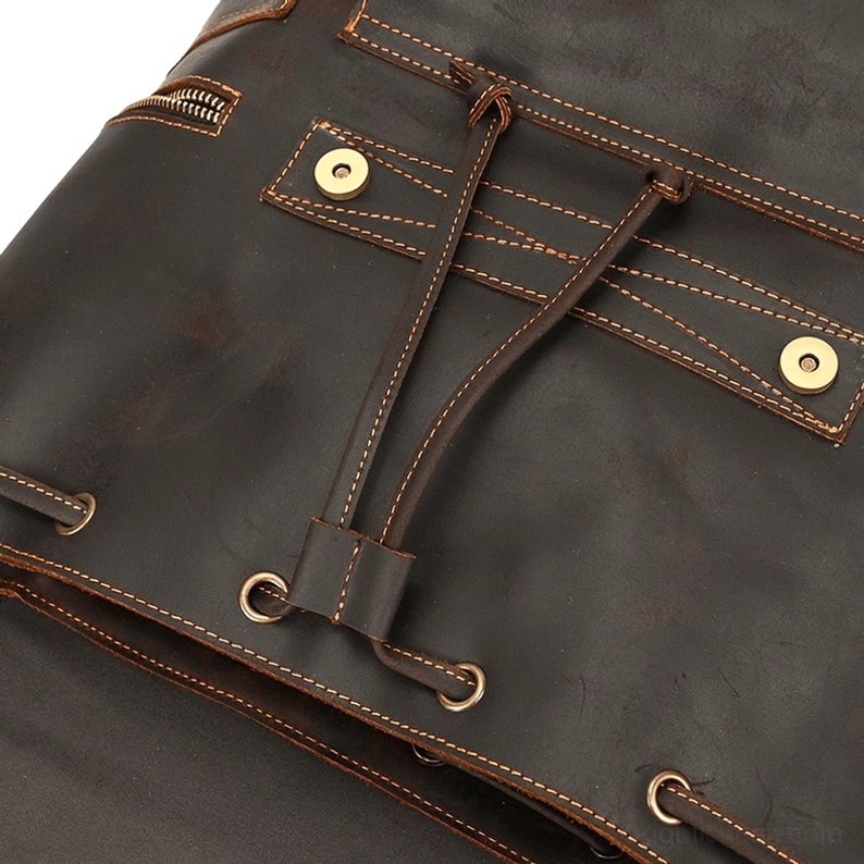 Gothic-Ästhetik Leder Rucksack mit Seitentaschenzugang und Trageösen-Konfiguration - Zugänglichkeit
