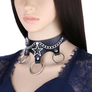 Gothic Leder-Pentagramm-Choker an Mannequin getragen zeigt perfekte Halspassform dunkelblau Outfit Style
