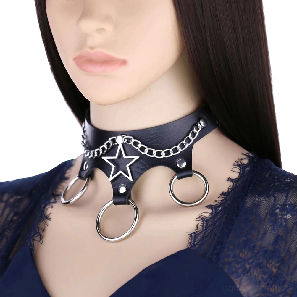 Gothic Leder-Pentagramm-Choker an Mannequin getragen zeigt perfekte Halspassform dunkelblau Outfit Style