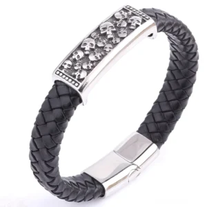 Authentisches schwarzes Lederarmband im Gothic-Stil mit detaillierter gravierter Totenkopfplatte und silbernem Edelstahl-Hardware – Frontansicht