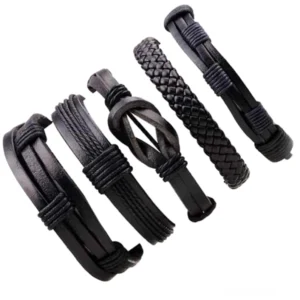 Gothic Lederarmband Kollektion 5 unterschiedliche Stile gemischte Flechtmuster Flatlay Arrangement auf weißem Hintergrund
