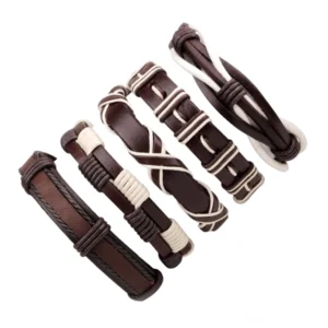 Flache Produktaufnahme fünf Gothic Lederbänder braun weiß Sortiment verschiedene Flechtdesigns Rock-Ästhetik alternative Armbänder
