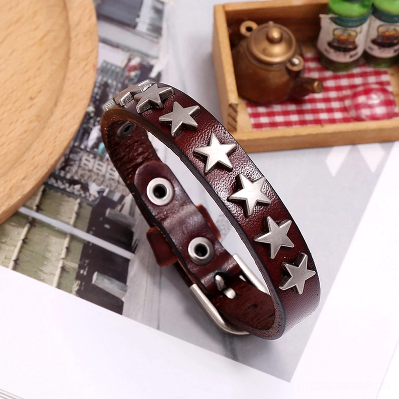 Dreiteilige Gothic-Stern-Leder-Armband-Kollektion auf Vintage-Tischoberfläche angeordnet – Farb-Variationen und Textur-Details