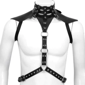 Gothic Ledergeschirr Harness Vorderansicht schwarzes Kunstleder mit verstellbaren Riemen Metallringe und strukturiertem Schulterkragen auf männlichem Oberkörper-Mannequin