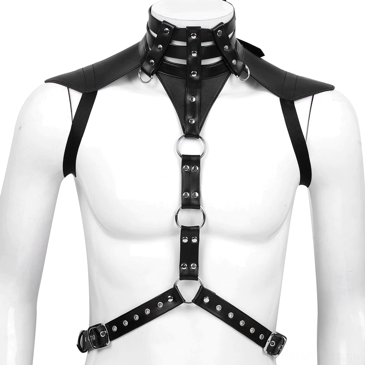 Gothic Ledergeschirr Harness Vorderansicht schwarzes Kunstleder mit verstellbaren Riemen Metallringe und strukturiertem Schulterkragen auf männlichem Oberkörper-Mannequin