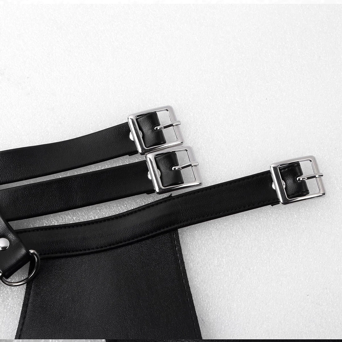 Schnallen-Nahaufnahme versilberte Quadrat-Schnallen schwarzes Kunstleder D-Ring-Zubehör auf verstellbarem Harness-Riemen Metalldetails