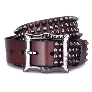Gothic echtes Ledergürtel Vorderansicht flach gelegt mit Legierungsmetall-Nieten, quadratischer Spange dunkelbraun, unisex alternative Fashion zeigt alle Nieten und Verstellungslöcher