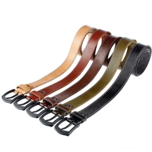 Set fünf Gothic Ledergürtel Herren schwarz braun grün kaffee kamelbraun mit mattschwarzen Schnallen Flatlay