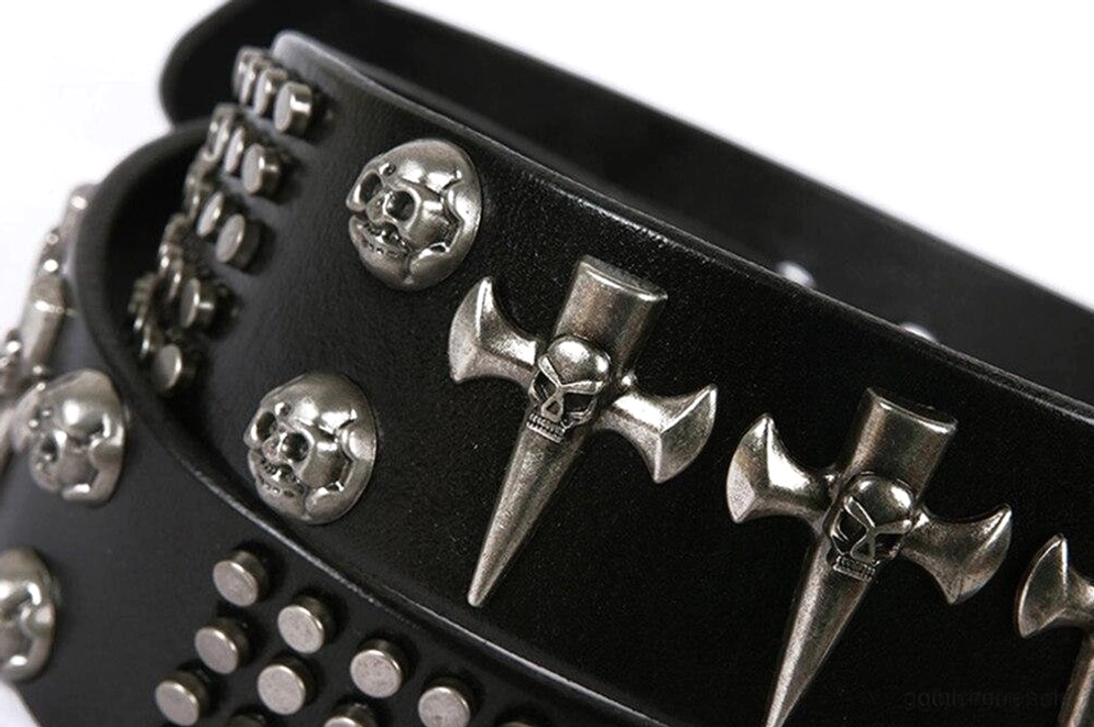 Gewinkelte Makro-Aufnahme des schwarzen mattschwarzen Ledergürtels mit Totenkopf-Kreuz-Spikes und runden Metallstudierungen