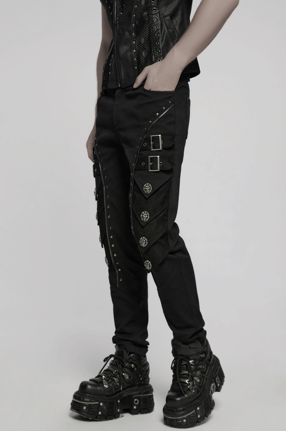 Zusätzliche Detail-Aufnahme schwarze Gothic-Lederhose Panzerungsdesign und taktische Konstruktionselemente Nahaufnahme