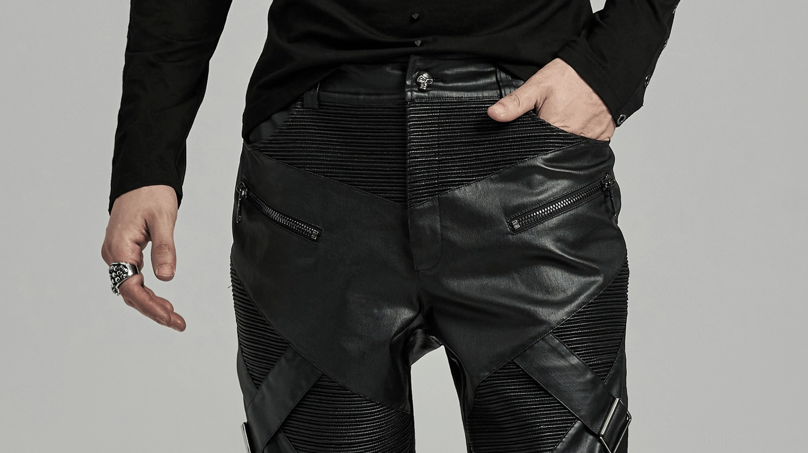Rückquartier-Winkelansicht der Gothic Lederhose mit Hintersilhouette und strukturierter Konstruktionsdetail