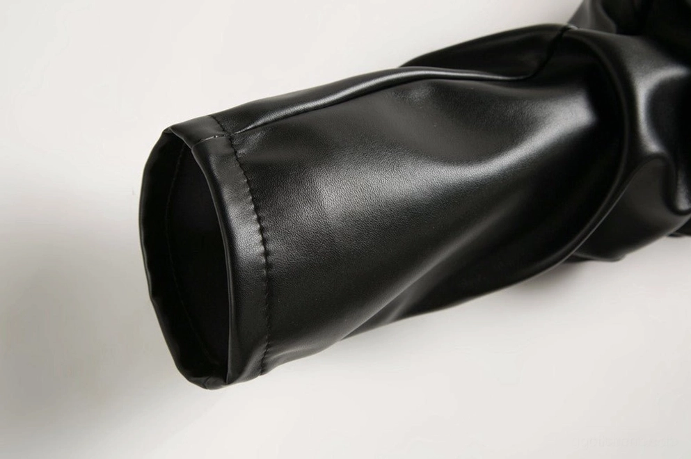 Hosensaum und Knöchel-Abschlußdetail auf Slim-Fit Gothic PU-Kunstleder-Lederhose mit sauberer Nahtbeendigung