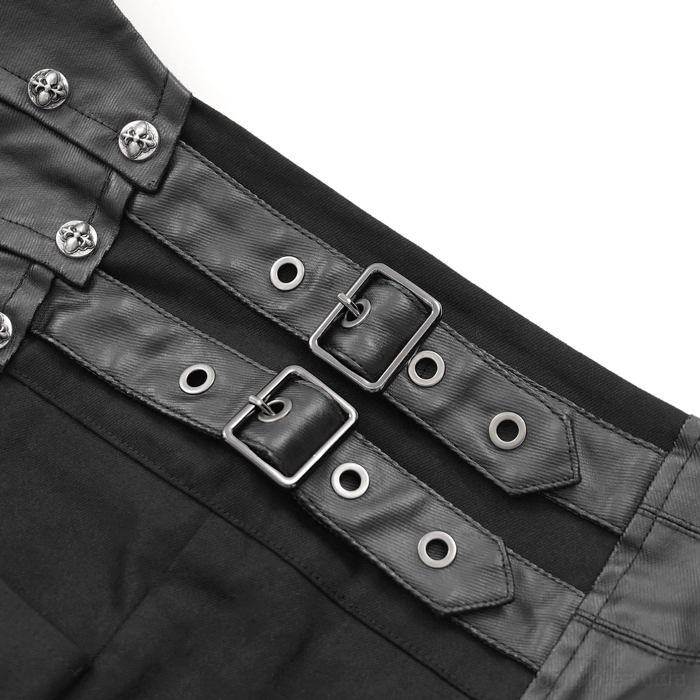 Detailaufnahme des verstellbaren Ledergurtels und Metall-Schnallen auf der Gothic Lederhose