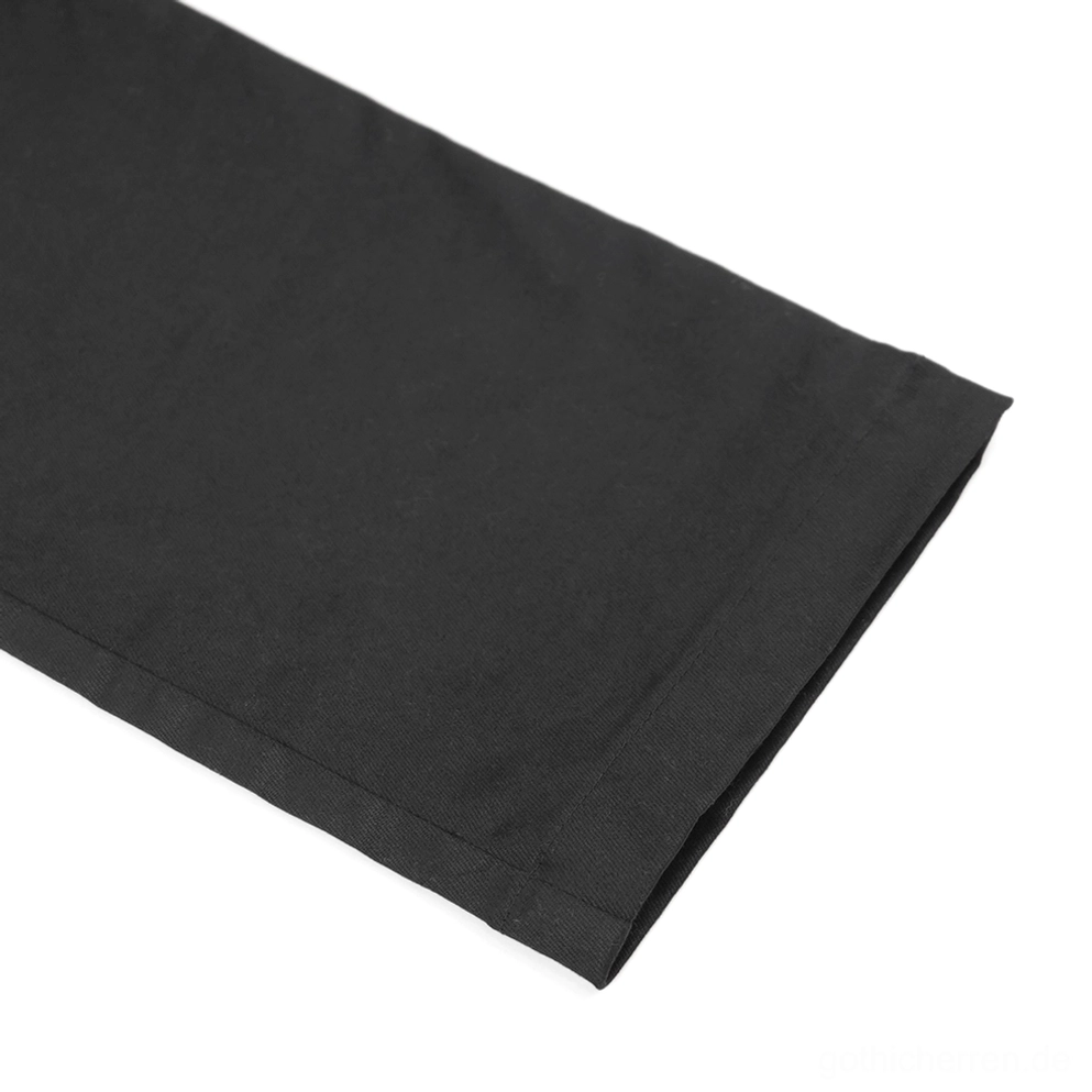 Metallhardware und Nieten-Arrangement auf der schwarzen Gothic Lederhose mit Lederriemen