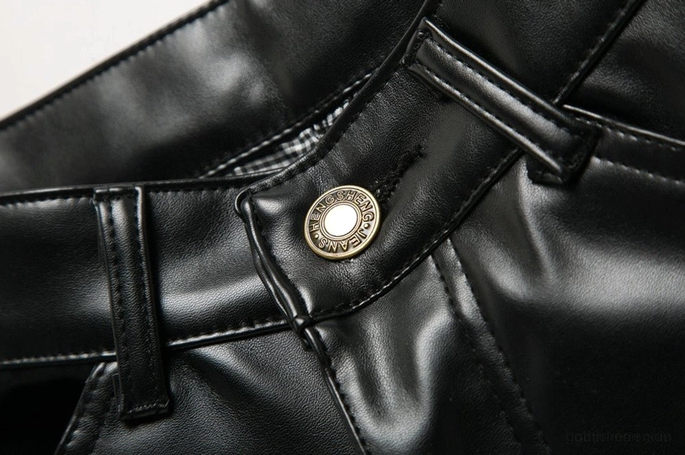 Vordere Taillenbanddetail mit Metallknopf Gürtelschlaufen und Stepperei auf schwarzer PU-Kunstleder-Lederhose