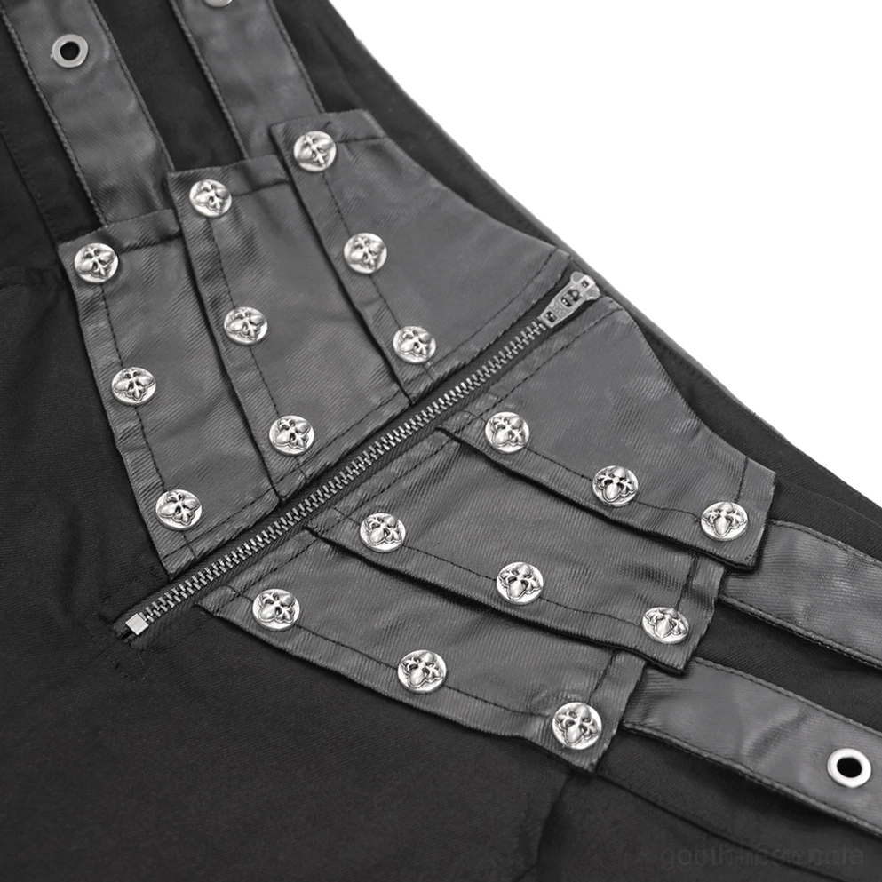 Nahaufnahme des Reißverschlusses und der kreuzförmigen Metallnieten auf der Gothic Lederhose